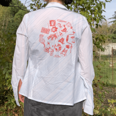 🔵 Chemise rayée bleue, impression au dos 🔵