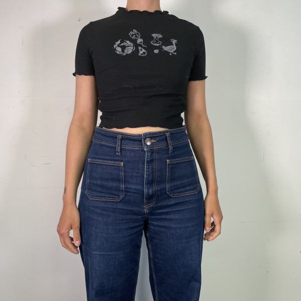 ⚫ Crop top noir, impression à l'avant ⚫